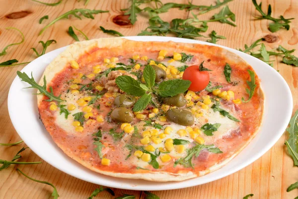 Flatbread Bacon Corn Mozzarella Arugula Wooden Table — Stock Photo, Image