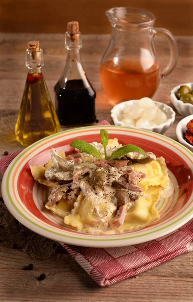 Ravioli Ricotta Con Funghi Pancetta Antipasti Olive Cipolle Tavola — Foto Stock