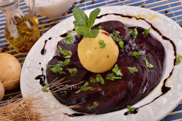 Piatto Bianco Con Barbabietola Affettata Patate Sul Tavolo Legno — Foto Stock