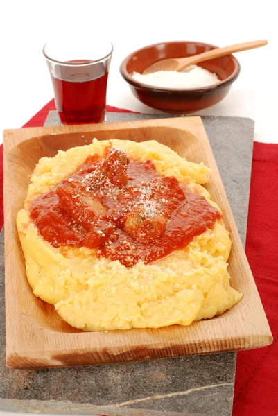 Mısır polenta ile et ve şarap bir ahşap plaka üzerinde
