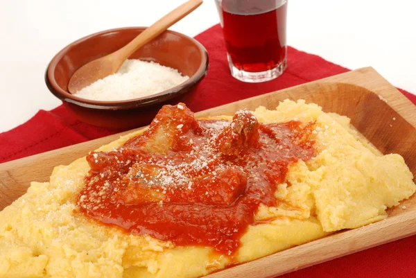 Mısır polenta ile et ve şarap bir ahşap plaka üzerinde