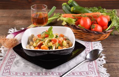 Masanın üzerine taze sebze ve siyah arka plan ile makarna yemek