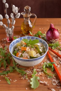 Masanın üzerinde çeşitli sebzelerin Çin kase sebze risotto ile