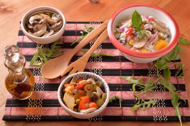 Pirinç salatası ve masada vejetaryen soslar ile kase