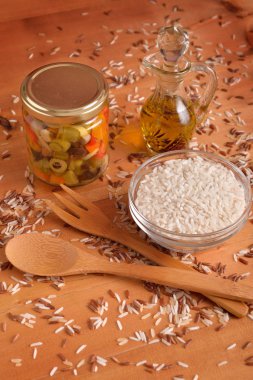 Pirinç ve sebze salatası için malzemeler