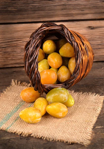 Cesta Com Ameixas Amarelas Madeira — Fotografia de Stock