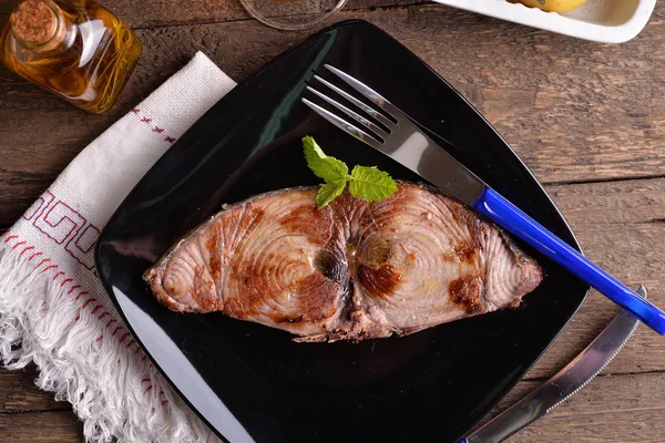 Slice Roasted Tuna Black Pot Wooden Table — Stock Photo, Image