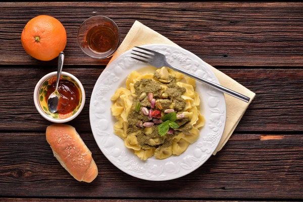 Cappelletti 테이블에 접시에 고추와 피스타치오 파스타 — 스톡 사진