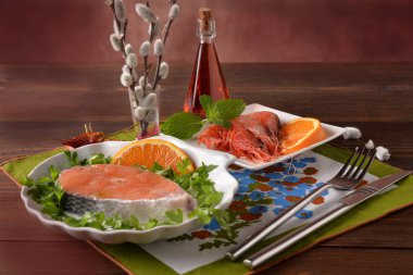 somon yemekler ve çiğ karides maydanoz ve turuncu ile çevrili