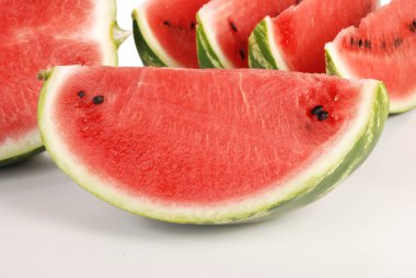 Beyaz arka planda karpuz dilimleri