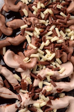 kase dondurma masanın üzerine çikolata ve fındık ve gofret gözleme ile