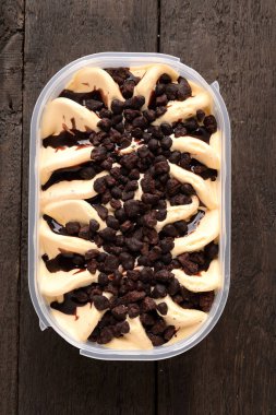 Ahşap masa üzerinde vanilyalı dondurma çikolatalı sprinkles ile pan