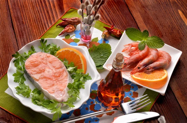 Salmon Hidangan Dan Udang Mentah Dikelilingi Dengan Peterseli Dan Oranye — Stok Foto