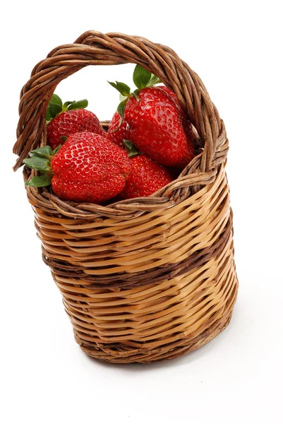 在白色背景上草莓篮子 — 图库照片