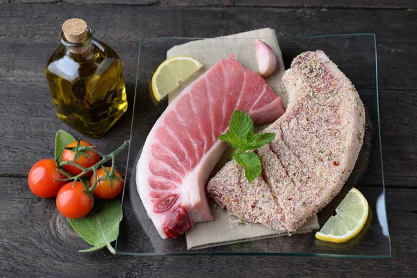 Tuna Steaks Raw Glass Dish Crumbs Flavored — Stock Photo, Image