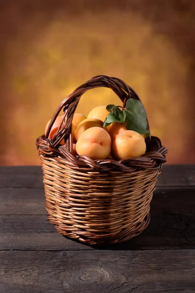 Damascos Cesta Mesa Madeira — Fotografia de Stock