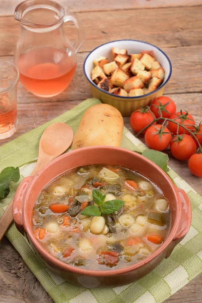 Aardewerken Schotel Met Knoedels Aardappelsoep Tafel — Stockfoto