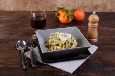 Tagliolini makarna ile saman ve saman ricotta bir masada krema ile