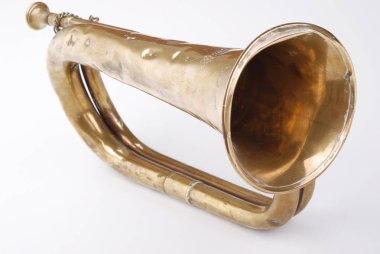 Antika pirinç trompet beyaz bir arka plan üzerinde