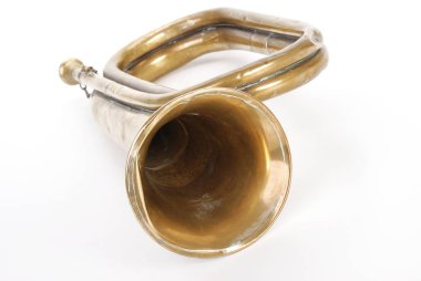 Antika pirinç trompet beyaz bir arka plan üzerinde