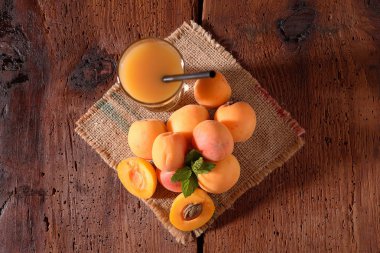 Cam ve rustik masada meyve suyu kayısı