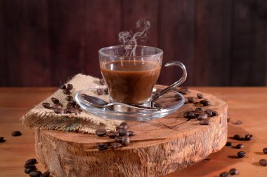 Kahve pot ve Kupası üç renkli ve aromatik kahveler ve fasulye