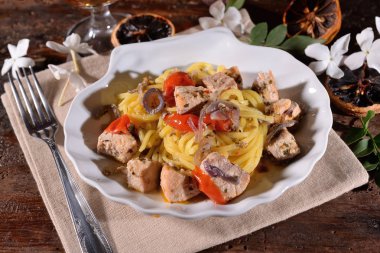 Tabak spagetti ton balığı ve domates ile