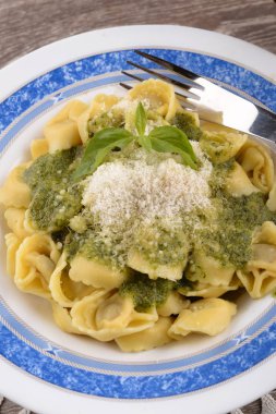 tortellini peynir fesleğen pesto ile tabak