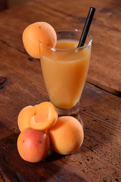 Cam ve rustik masada meyve suyu kayısı