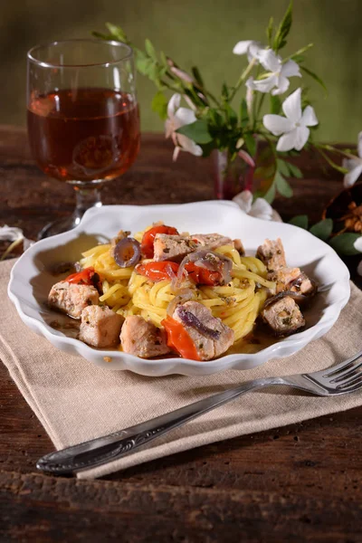 Piatto Spaghetti Con Tonno Pomodoro — Foto Stock