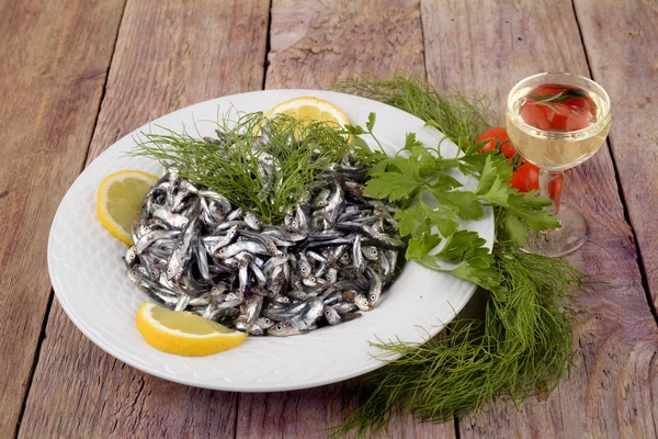 Ahşap Masa Üzerinde Limon Şarap Hamsi Ile Beyaz Plaka — Stok fotoğraf