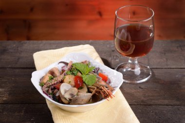 Karışık deniz ürünleri ve şarap sos ile kase