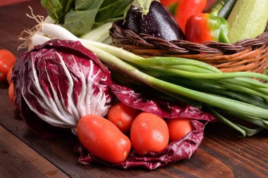 Ahşap masada organik sebzeler