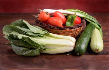 Ahşap masada organik sebzeler