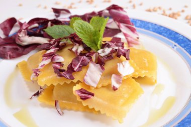 Beyaz bir arka plan üzerinde radicchio ile mantı yemeği
