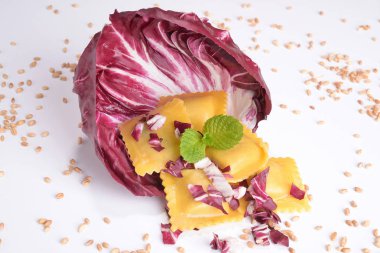 Beyaz yaprağına radicchio ile mantı