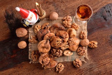 Kuru incir ile fındık ve şarap masada