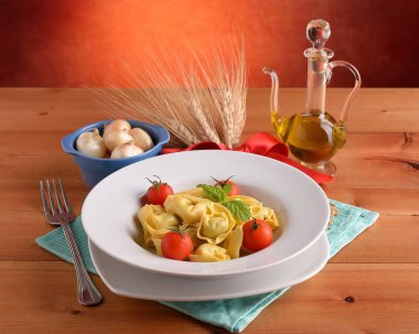 tortellini fincan masada domates ile