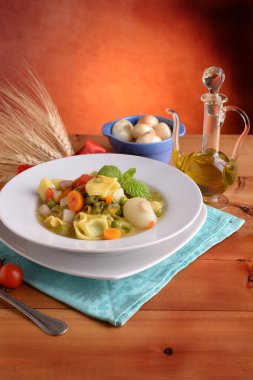 Sebze çorbası tortellini