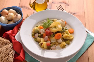 Sebze çorbası tortellini