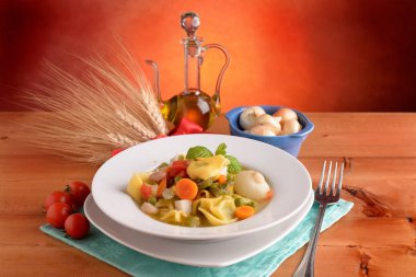 Sebze çorbası tortellini