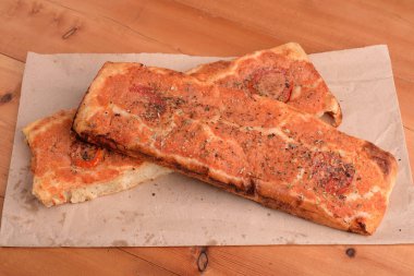 Zeytinyağı ve masanın üzerine domates ile Sfincione Sicilya terbiyeli