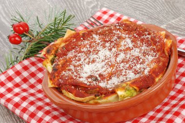 Ricotta ve Noel dekorasyonu ile ıspanak börek