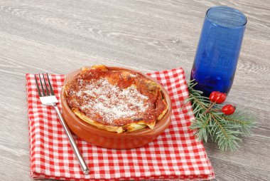 Ricotta ve Noel dekorasyonu ile ıspanak börek