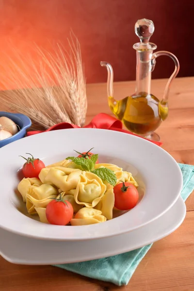 Tortellini Mit Tomaten Auf Dem Tisch — Stockfoto