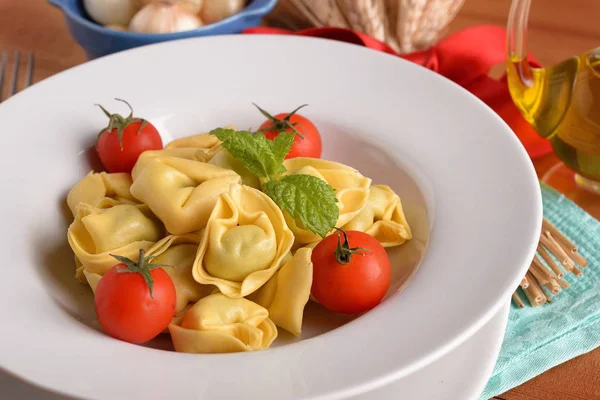 Piatto Tortellini Con Pomodori Tavola — Foto Stock