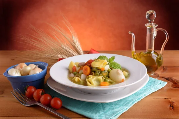 Sebze çorbası tortellini