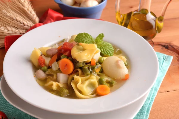 Sebze çorbası tortellini