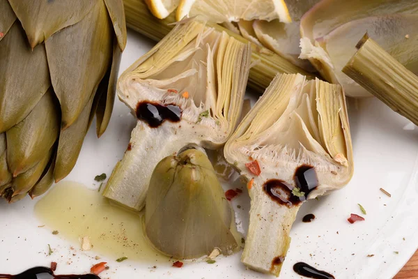 Zeytin oi ile terbiyeli tencerede haşlama enginar