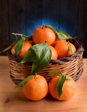 Masada bir sepet içinde clementines